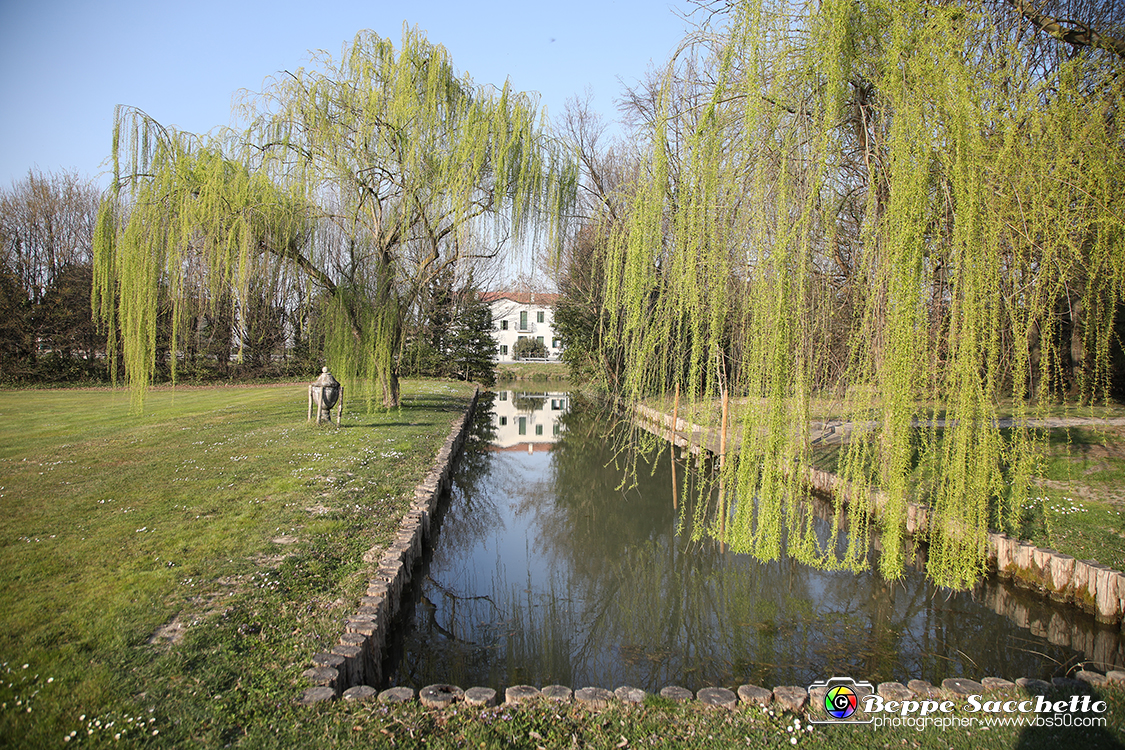 VBS_6980 - Villa Foscari detta La Malcontenta - Mira (Venezia).jpg - VILLA FOSCARI detta LA MALCONTENTA Villa veneta a Mira (Venezia) progettata da Andrea Palladio nel 1559 per i fratelli Nicolò e Alvise Foscari, appartenenti a una delle famiglie più potenti della Repubblica di Venezia. La residenza ha un carattere maestoso e imponente. L'edificio fu voluto da Nicolò Foscari (proprietario della celebre Ca' Foscari sul Canal Grande),